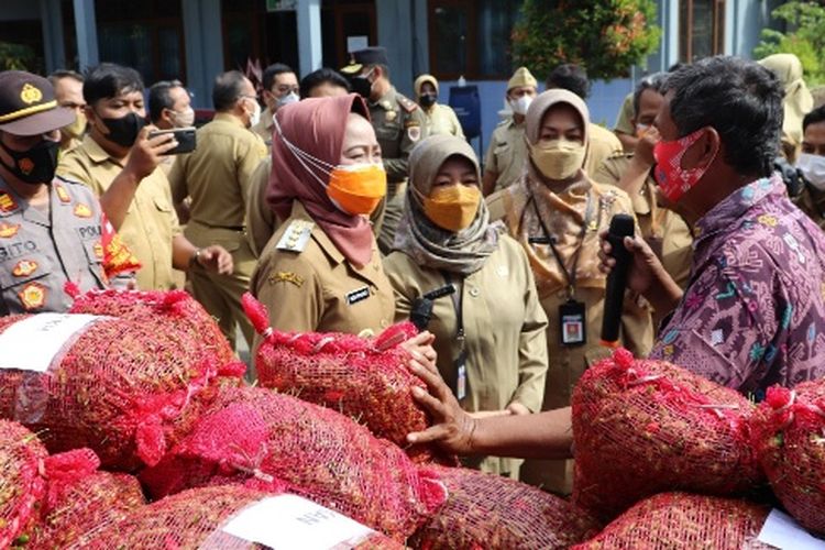 Bupati Brebes Idza dan jajarannya saat gerakan ASN borong cabai petani  di halaman Dinas Pertanian dan Ketahanan Pangan (DPKP) Brebes, Senin (6/9/2021). 