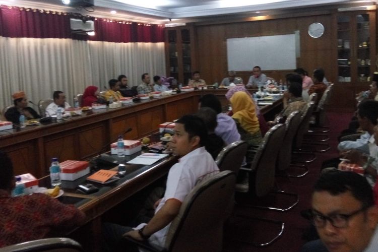 Ketua Umum PP Pemuda Muhammadiyah Dahnil Anzar Simanjuntak memimpin rapat bersama sejumlah lembaga masyarakat di Kantor PP Muhammadiyah, Menteng, Jakarta Pusat, Rabu (3/22/2017). Rapat tersebut dalam rangka mengadvokasi keluarga petani karawang yang sudah beberapa bulan terusir dari tempat tinggalnya lantaran digusur.