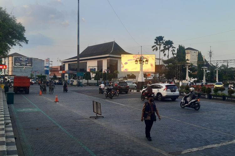 Suasana depan balai kota Solo yang digunakan untuk nonton bareng Timnas Indonesia Vs Thailand dalam final SEA Games 2023, Selasa (16/5/2023). Nonton bareng akan dilakukan di Videotron BNI depan Balai Kota Solo, Selasa mala.