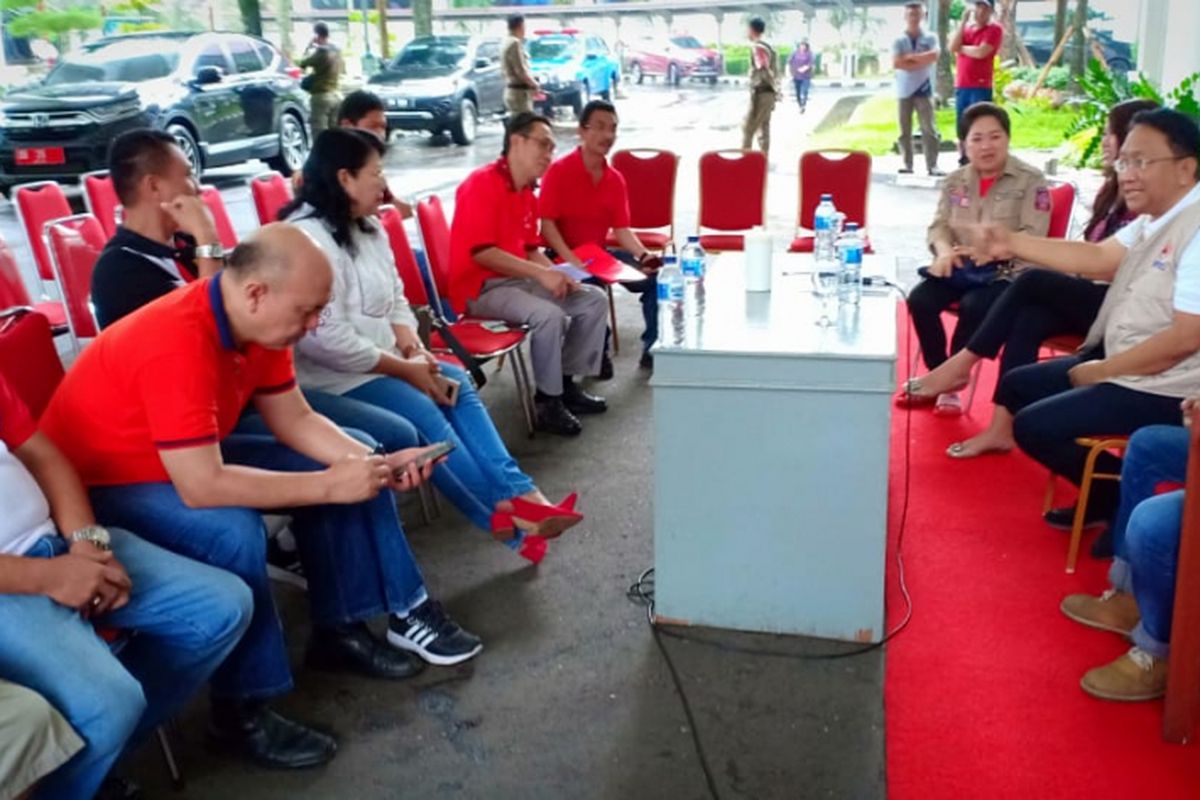 Sekprov Edwin Silangen saat memimpin rata penanganan bencana dengan para kepala daerah di lobi Kantor Gubernur, Sabtu (2/1/2019)