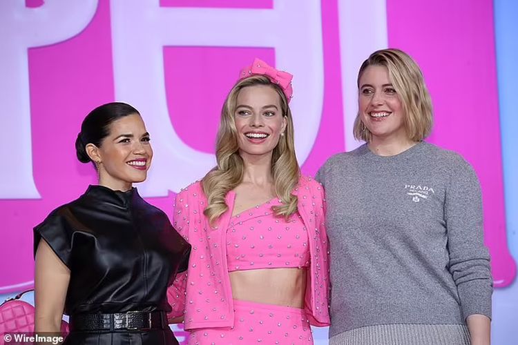 Pemeran film Barbie: America Fererra (berbaju hitam), Margot Robbie (berbaju pink) dan sutradara Greta Gerwig (berbaju abu-abu).