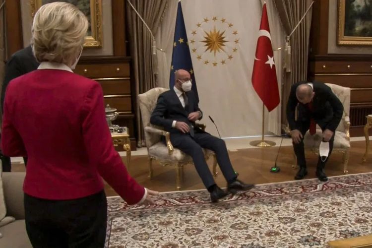 Tangkapan layar video yang menunjukkan momen  Presiden Komisi Eropa Ursula von der Leyen (paling kiri) tidak disediakan tempat duduk saat bertemu dengan Presiden Turki Recep Tayyip Erdogan di Ankara, Turki, pada Rabu (7/4/2021).