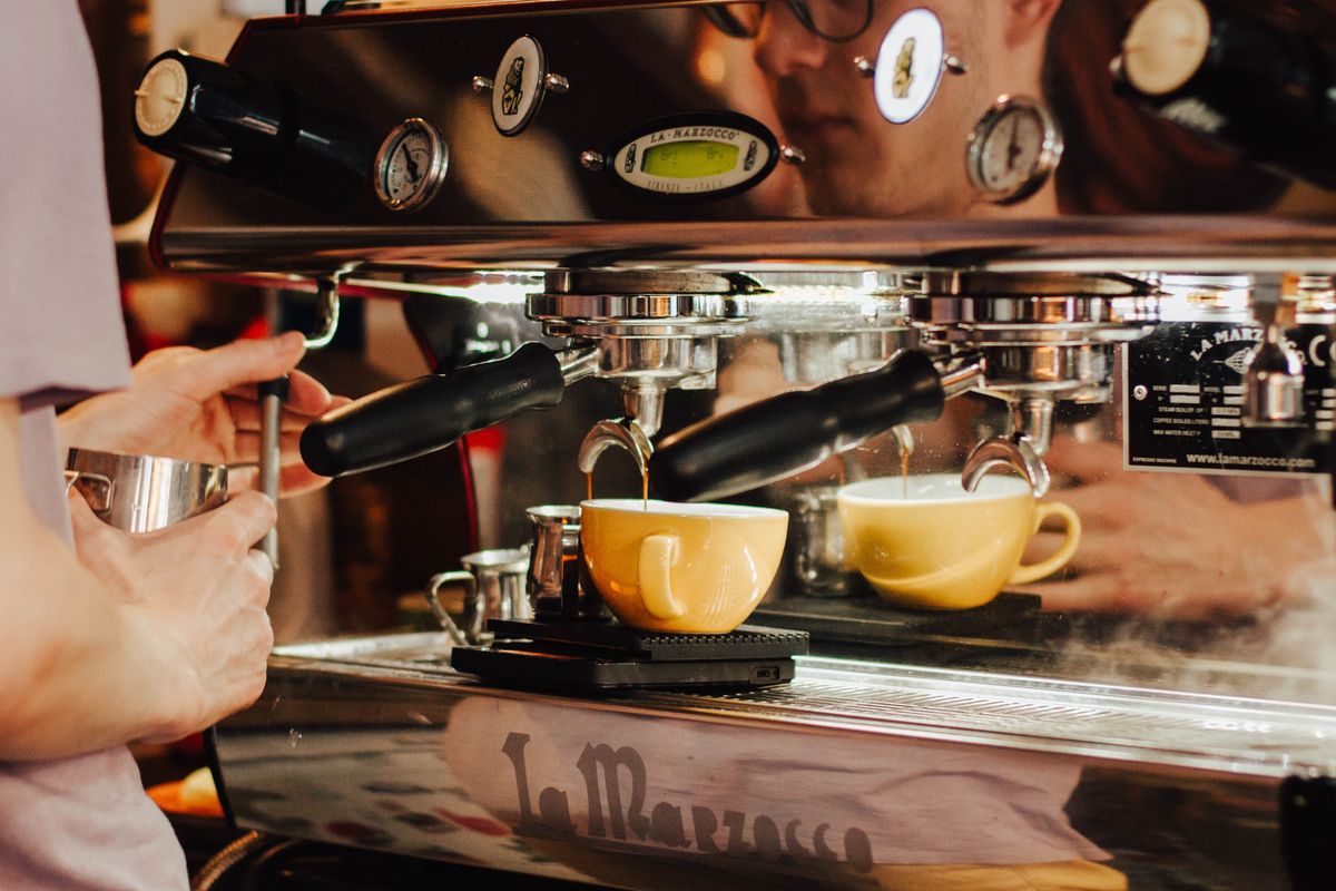 Ilustrasi barista membuat kopi dengan mesin espresso