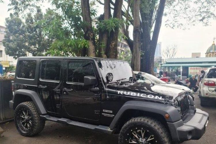 Mobil mewah Rubicon terparkir di halaman gedung Pengadilan Negeri (PN) Medan, diduga milik hakim yang bertugas. 

