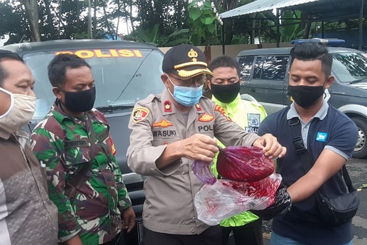 Polisi dari Polsek Pekalongan Selatan Polres Pekalongan Kota Jawa Tengah menunjukkan obat batik yang menjadi penyebab air berwarna merah.