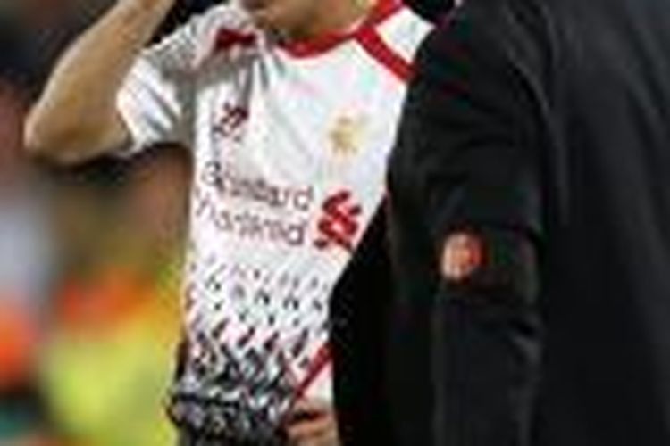 Manajer Liverpool Brendan Rodgers menghibur menghibur gelandang Philippe Coutinho, setelah pertandingan Premier League melawan Crystal Palace, di Selhurst Park, Senin (5/5/2014). Liverpool sempat unggul 3-0 pada laga yang berakhir 3-3. 