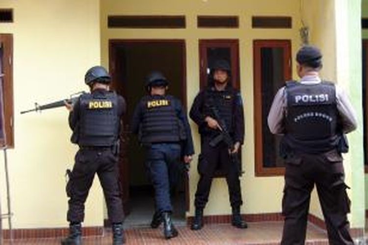 Petugas kepolisian menggeledah rumah kontrakan Afif atau Sunakim alias Nakim bin Jenab di Kampung Sukamanah, Desa Tamansari, Kecamatan Tamansari, Kabupaten Bogor, Sabtu (16/1/2016).