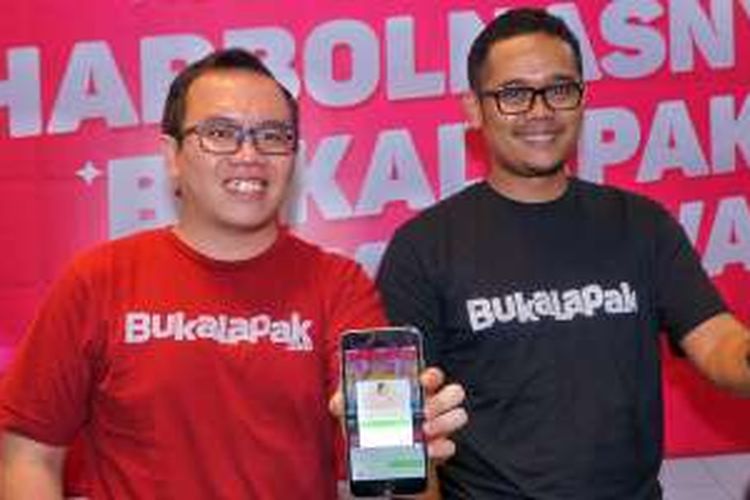 (Kiri-kanan) Co-founder dan Chief Financial Officer Bukalapak, Fajrin Rasyid dan Vice President Marketing Bukalapak, Bayu Syerli saat ditemui di Jakarta, Senin (5/12/2016)