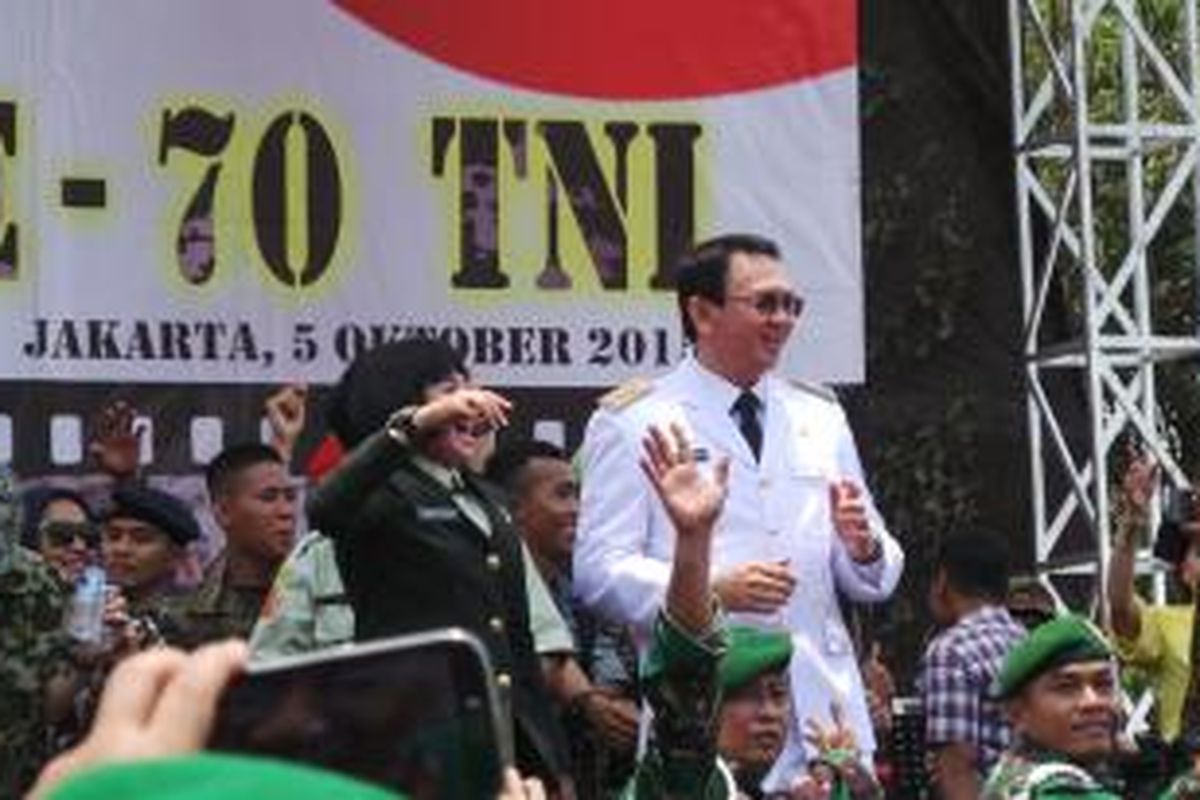 Gubernur DKI Jakarta Basuki Tjahaja Purnama joget dangdut di upacara HUT ke-70 TNI, di Lapangan Jayakarta, Jakarta Timur, Senin (5/10/2015).