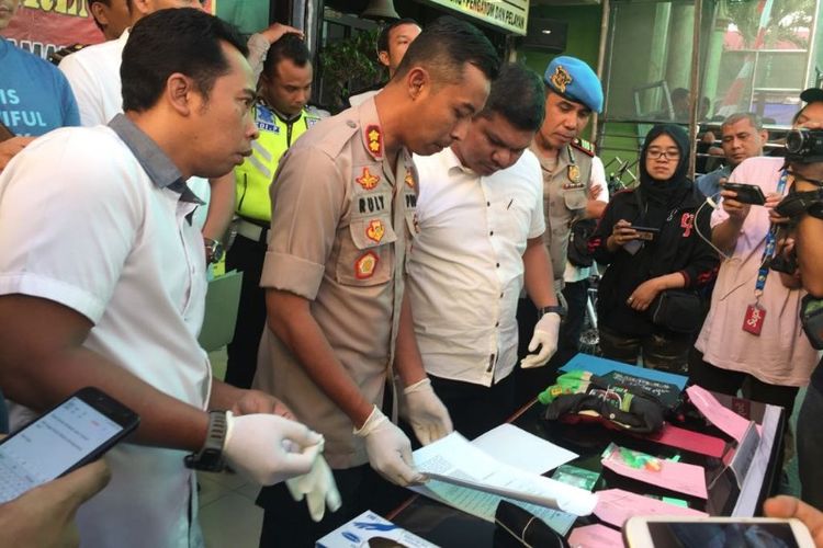 Polsek Tamansari mengungkap kasus kecelakaan, penyalahgunaan narkoba dan penyeroyokan yang menimpa FR di Jalan Mangga Besar, Tamansari pada Senin (3/9/2018).