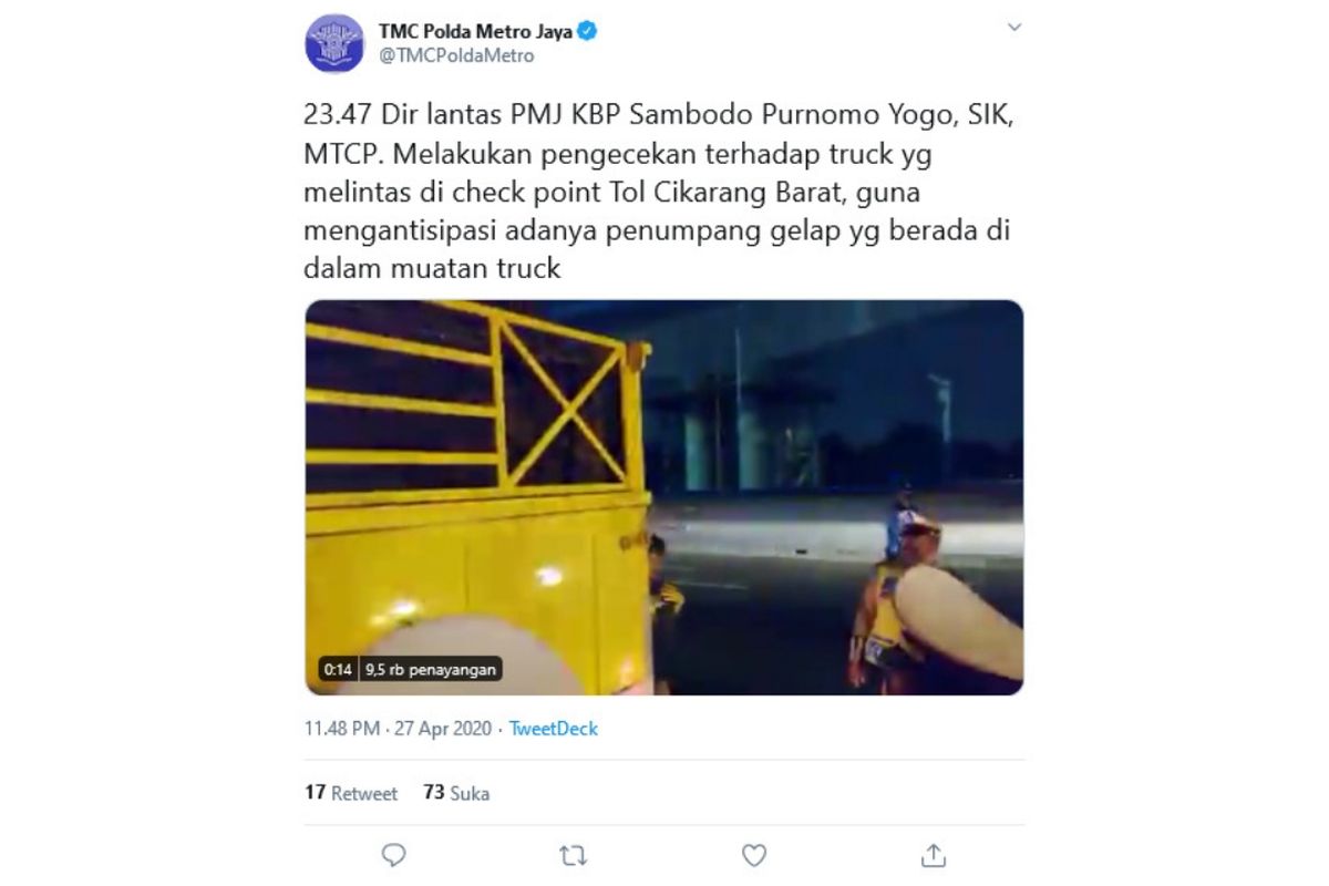 Polisi memeriksa truk di check point Tol Cikarang Barat untuk mengantisipasi adanya penumpang gelap.