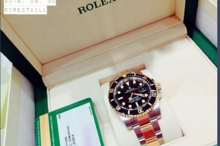 Jungkook pernah dihadiahi jam tangan Rolex oleh para penggemar. Harganya ditaksir bisa lebih dari Rp 325 juta.