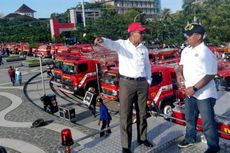 Di Makassar, Mobil Pemadam Kebakaran Dirubah Jadi Panggung Tahun Baru