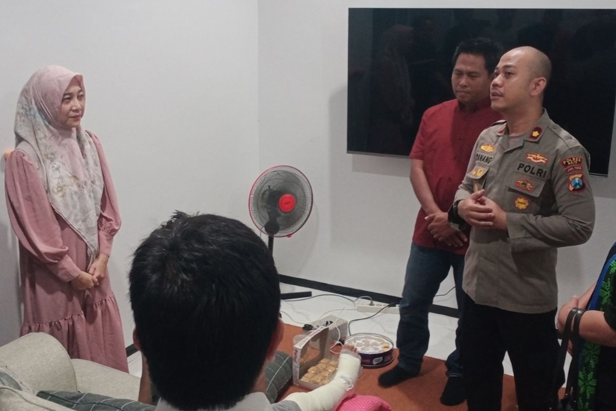 Wakapolres Batu, Kompol Danang Yudanto bersama tim P2TP2A Kota Batu mendatangi keluarga korban pada Jumat (18/4/2025). 