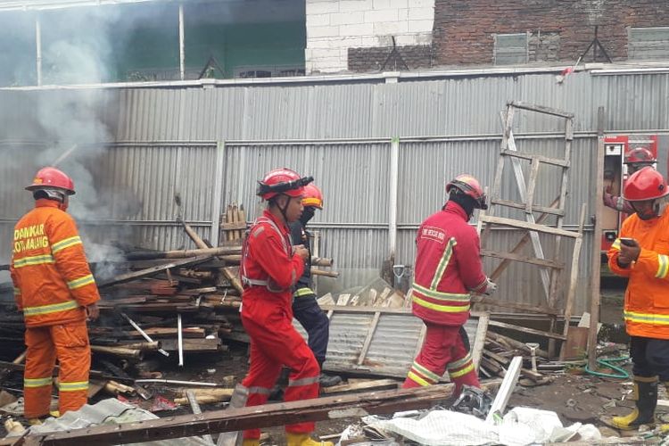 Petugas UPT Pemadam Kebakaran (PMK) Kota Malang melakukan pemadaman api di bangunan gudang, Kota Malang pada Senin (2/1/2023).