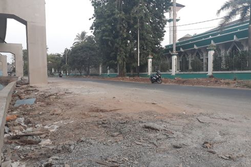 Menelusuri Ruas Jalan di Bawah Jalur LRT Kelapa Gading yang Masih Berantakan