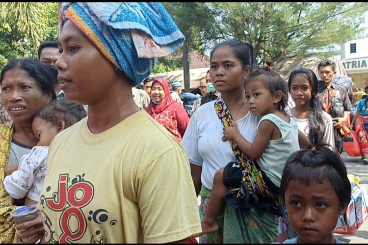 Suasana kepulangan Warga Dusun Ganjar, Desa Mareje dari tempat pengungsian di Mapolres Lombok Barat