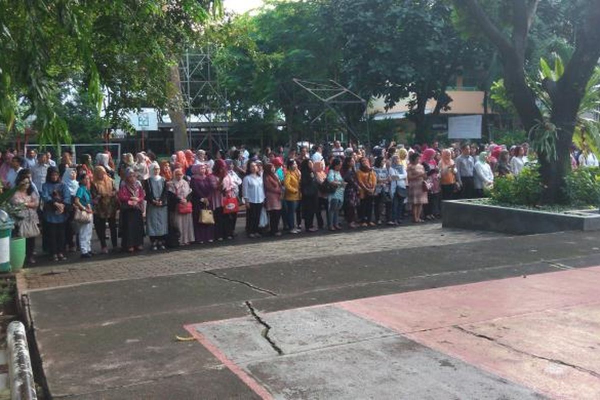 Orangtua siswa mengantar anaknya di hari pertama sekolah di SMAN 70 Jakarta, Senin (18/7/2016).