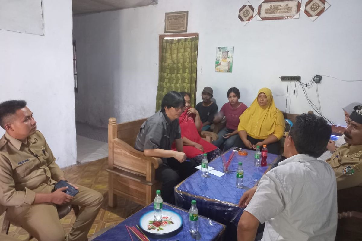 Tenaga Ahli Utama Kantor Staf Presiden (KSP) Yohanes Joko saat datang ke rumah keluarga korban 