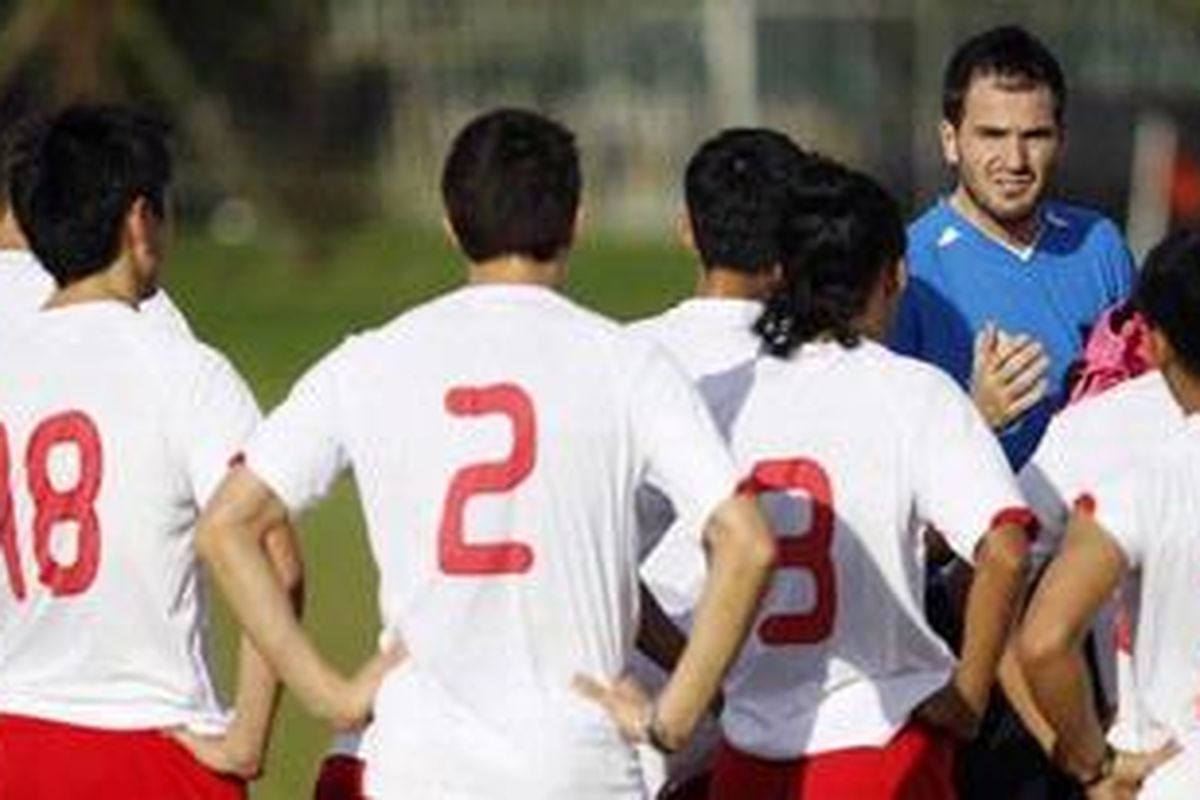 Pelatih kepala timnas Filipina, Simon McMenemy, memberikan arahan dalam latihan jelang laga melawan timnas Indonesia dalam semifinal Piala Suzuki AFF 2010 di lapangan latih PSSI, Senayan, Jakarta, Sabtu (18/12/2010). Filipina akan menghadapi Indonesia pada 19 Desember 2010 di Stadion Utama Gelora Bung Karno. 