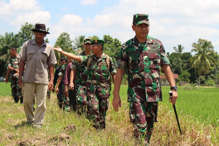 Komandan Korem (Danrem) 011/Lilawangsa Kolonel Inf Agus Firman Yusmono bersama Dandim 0104 Aceh Timur,  Letkol Inf Haris Isya Siregar meninjau lokasi cetak sawah baru di Desa Gading, Kecamatan Birem Bayeun, Kabupaten Aceh Timur, Kamis (24/8/2017)