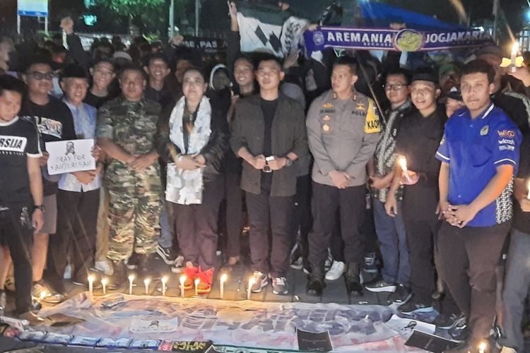 Aksi solidaritas suporter Gunungkidul kepada tragedi Stadion Kanjuruhan, Malang, Jawa Timur di titik nol kilometer Senin (3/10/2022) malam