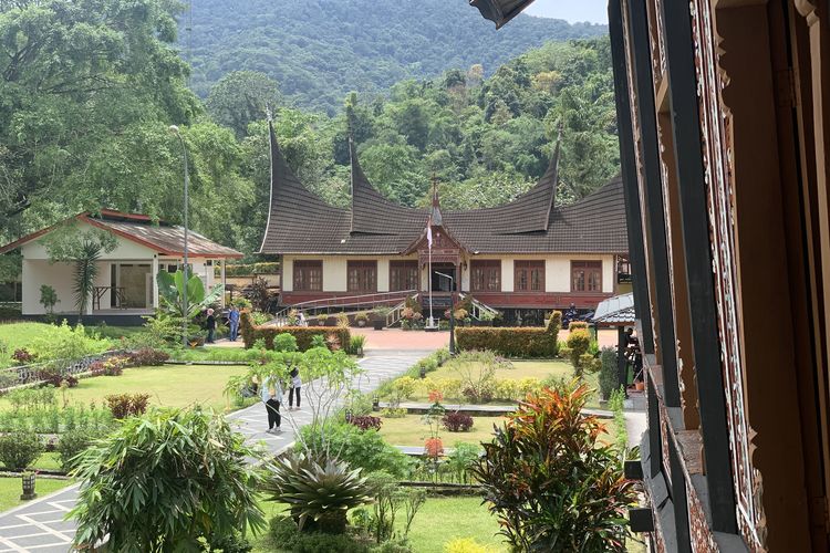 Museum Bustanil Arifin didirikan oleh Menteri Koperasi RI kedua era 1978-1993, almarhum Bustanil Arifin pada 8 Agustus 1988. Saat ini, Museum Bustanil Arifin dikenal juga sebagai Pusat Dokumentasi dan Informasi Kebudayaan Minangkabau (PDIKM).