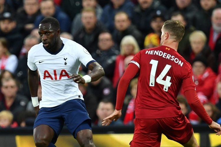 Jordan Henderson coba menghentikan laju Moussa Sissoko pada pertandingan Liverpool vs Tottenham Hotspur dalam lanjutan Liga Inggris di Stadion Anfield, 27 Oktober 2019. (AFP/PAUL ELLIS)
