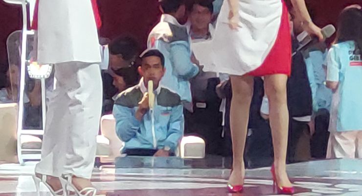 Debat Cawapres: Gibran Santai Makan Pisang Saat Jeda Iklan