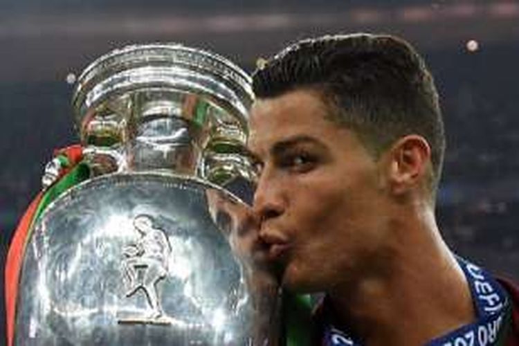 Cristiano Ronaldo mencium Trofi Henri Delaunay seusai Portugal menjuarai Piala Eropa 2016, Minggu (10/7/2016).