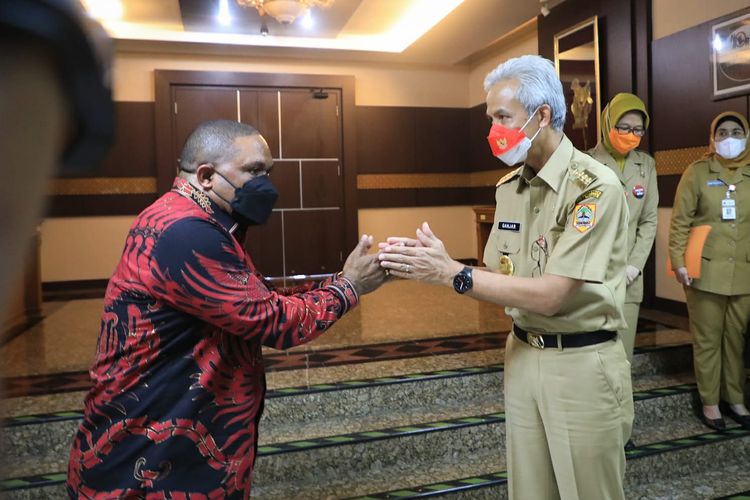 Bupati Manokwari Hermous Indou saat bertemu dengan Gubernur Jawa Tengah (Jateng) Ganjar Pranowo di Kantor Pemerintah Provinsi (Pemprov) Jateng, Senin (21/2/2022).