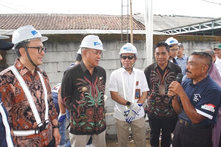 Bupati Kabupaten Banyumas Sadewo Tri Lastiono (kedua kiri), Direktur Penyusunan Sistem Pembiayaan Perumahan dan Kawasan Permukiman Kementerian Perumahan dan Kawasan Permukiman Republik Indonesia R Haryo Bekti Martoyoedo (tengah), Chief of Corporate Affairs Astra Boy Kelana Soebroto (kiri), dan Penerima Manfaat Rumah Layak Huni Astra Banyumas, Sakam (kanan) dalam acara Groundbreaking Rumah Layak Huni Astra di Banyumas, Jawa Tengah pada Rabu (20/8/2025).