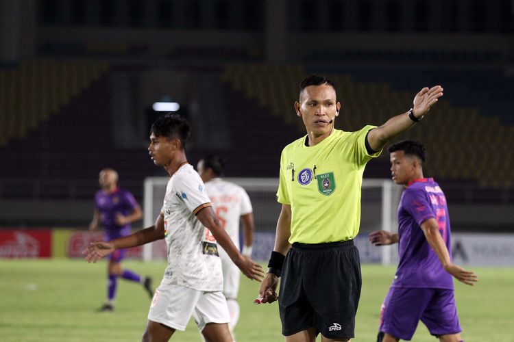 Wasit Steven Yubel Poli yang memimpin pertandingan pekan 10 Liga 1 2021-2022 Persik Kediri melawan Persija Jakarta yang berakhir dengan skor 2-2 di Stadion Monahan Solo, Sabtu (30/10/2021) malam.