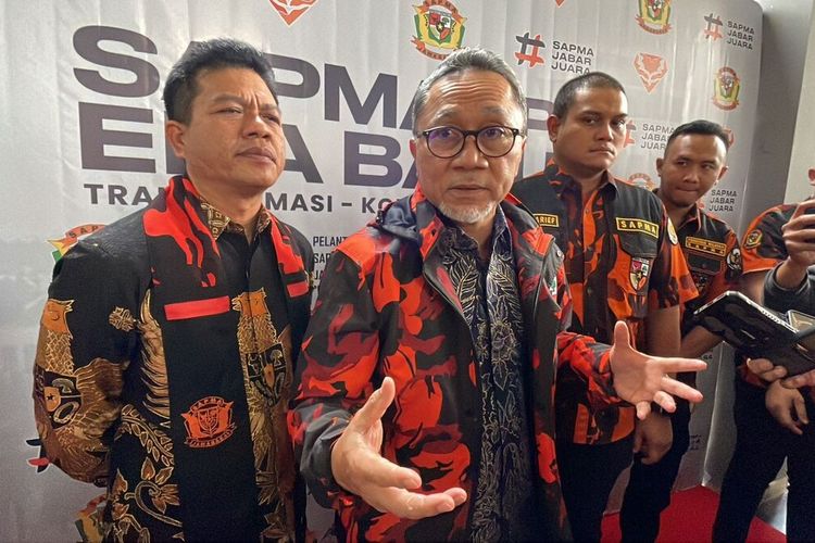 Menteri Perdagangan (Mendag) Zulkifli Hasan saat melakukan lawatan ke Soreang, Kabupaten Bandung pada Minggu (12/3/2023).