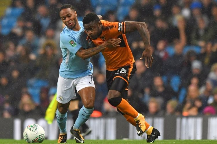 Striker Wolverhampton Wanderers, Bright Enobokhare (kanan), berduel dengan gelandang Manchester City, Raheem Sterling, dalam laga babak keempat Piala Liga Inggris di Stadion Etihad, Manchester, pada 24 Oktober 2017. 