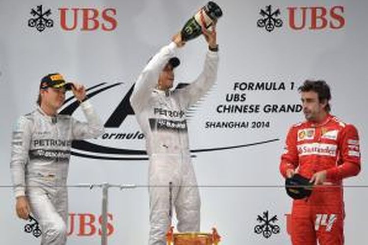 Pebalap Ferrari asal Spanyol Fernando Alonso berdiri di atas podium ketiga GP China, berdampingan dengan dua pebalap Mercedes, Lewis Hamilton (tengah) yang keluar sebagai jaura dan Nico Rosberg yang finis kedua.