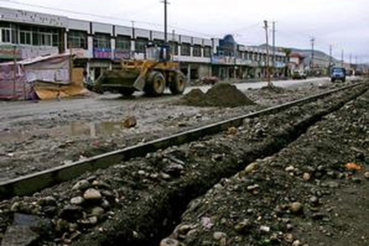 Semakin dekat ke Lhasa, jalan mulai beraspal.