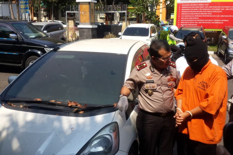 Kapolres Malang Kota AKBP Hoiruddin Hasibuan bersama Muhammad Syaiful Arif, pelaku penipuan online di Mapolres Malang Kota, Jumat (8/9/2017).
