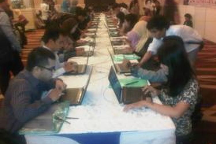 Job Seekers memasukkan data lamaran di KKF Surabaya 2013.