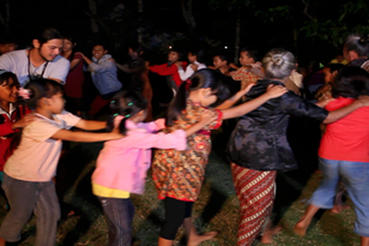 Ramon Y Tungka bersama anak-anak Desa Plana, Banyumas, mencoba permainan sliring genting. 