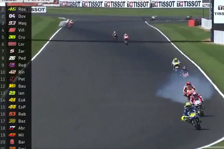 Sepeda motor Marquez yang mengeluarkan asap tebal.