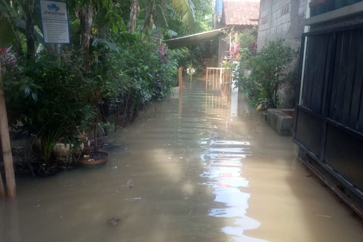 Jalan KH. Hasyim RT 007/RW 001, Kembangan Utara, Kembangan, Jakarta Barat mengalami genangan hingga 50 centimeter pada Kamis (13/12/2018).