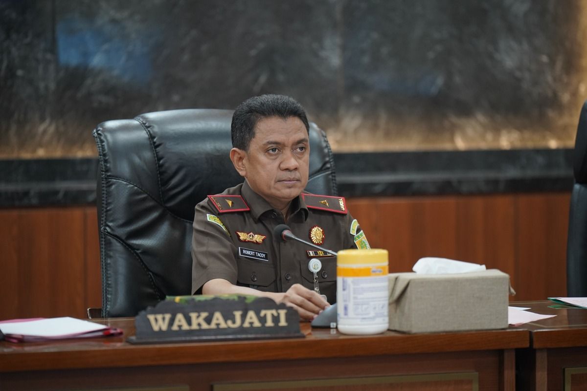 Wakil Kepala Kejati Sulsel, Robert M Tacoy saat menggelar rapat virtual dalam perkara penerapan restorasi justice terhadap seorang peternak bebek, di gedung Kejati Sulsel, Kota Makassar, Sulsel, Jumat (1/8/2025).