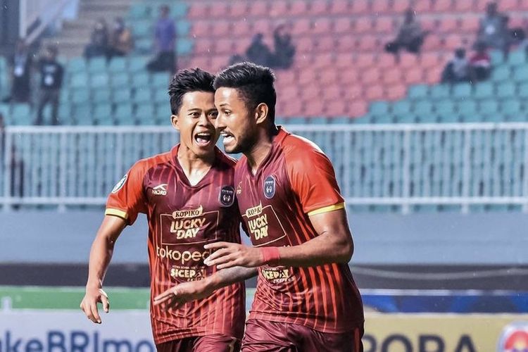 Pemain asing RANS Nusantara FC Wander Luiz mencetak dua gol ke gawang Barito Putera saat pertandingan pekan ke-7 Liga 1 2022 yang berakhir dengan skor 2-1 di Stadion Pakansari Cibinong, Bogor, Senin (29/8/2022) malam. 