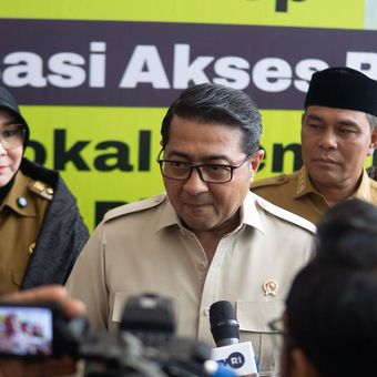 Menteri Ekonomi Kreatif (Ekraf) Teuku Riefky Harsya memberikan keterangan pers usai membuka program Bioskop Alternatif & Workshop Film Aceh di Taman Budaya Banda Aceh, Rabu (25/11/2025). 