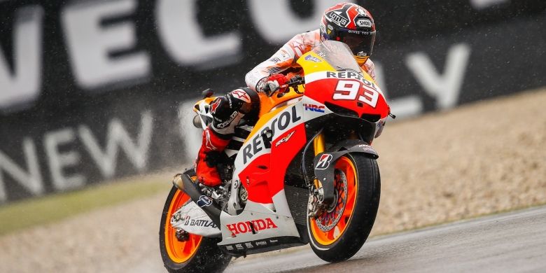 Pebalap Honda asal Spanyol, Marc Marquez memacu RC213V di Sirkuit Assen pada sesi latihan bebas kedua GP Belanda, Kamis (27/6/2013).