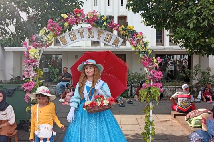 Usai Mudik, Fara Buru-buru Jadi 'Noni Belanda' di Kota Tua demi Kebutuhan Keluarga