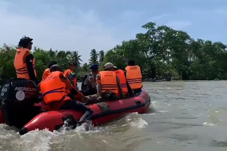 Tim SAR gabungan mengevakuasi jasad seorang nelayan di Sungai Walanae, Kecamatan Cenrana, Kabupaten Bone, Sulawesi Selatan. Selasa, (12/6/2024).
