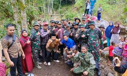 Wagub Sulsel Janji Perbaiki Jalan yang Samsul Buat dengan Linggis Selama 10 Tahun