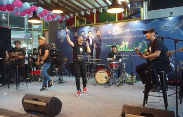 Band Wali dan Fitri Carlina saat menyanyikan single terbaru dengan judul Sakit Tak Berdarah pada album WALI 20.20 di KFC Mall Artha Gading, Jakarta, Kamis (12/3/2020).